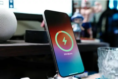 临清苹果15换屏服务分享用什么充电器给iPhone15充电更好 
